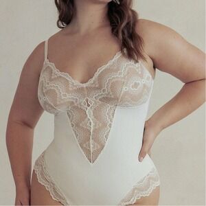 Pinsy Sculpting Lace Shapesuit 1X White New NWT Shapewear Bodysuit Bridal Core